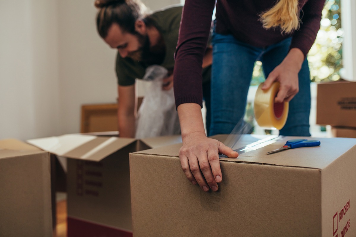 How to Pack Moving Boxes Efficiently - Life Storage Blog